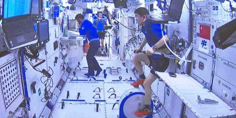 Çinli taykonotlar uzay istasyonunda göreve başladı