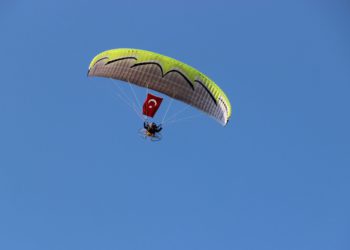 Cumhuriyet Bayramı’nı gökyüzünde Türk bayrağı açarak kutladılar