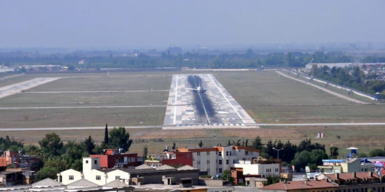 Adana Havalimanı’nda göçmenler piste inen uçağın önüne çıktı