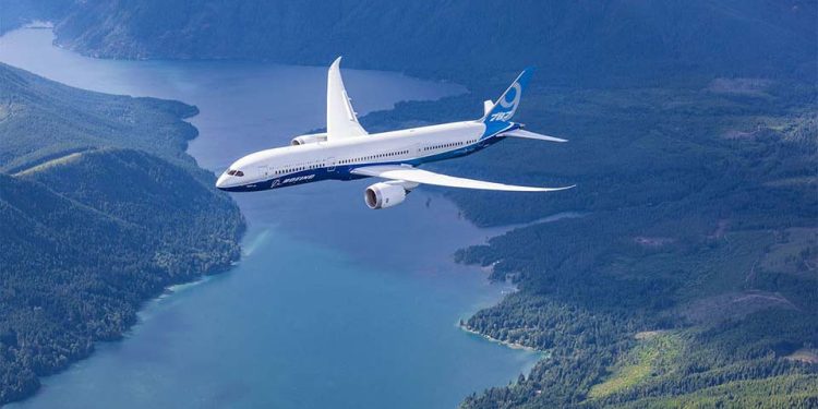 American Airlines 787 teslimatlarının gecikmesi sebebiyle uçuşları azaltıyor