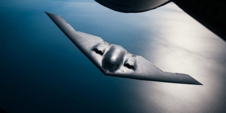 Acil iniş yapan B-2 pistten çıktı