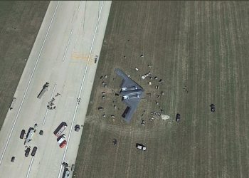 Acil iniş yapan B-2 pistten çıktı