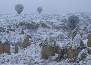 Balonlar beyaza bürünen peribacaları üzerinde süzüldü