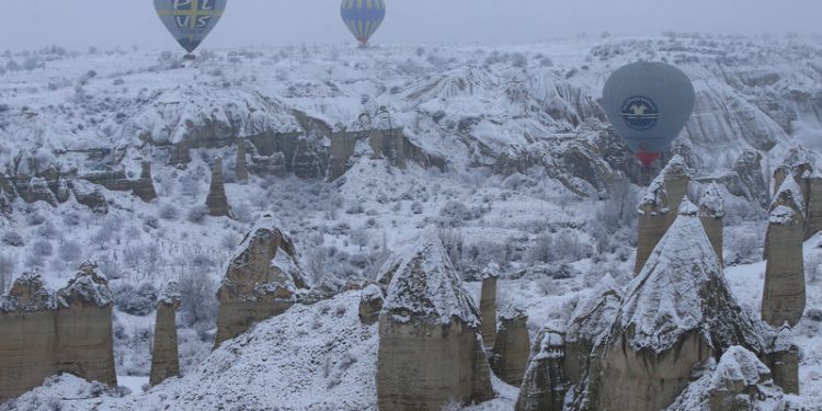 Balonlar beyaza bürünen peribacaları üzerinde süzüldü