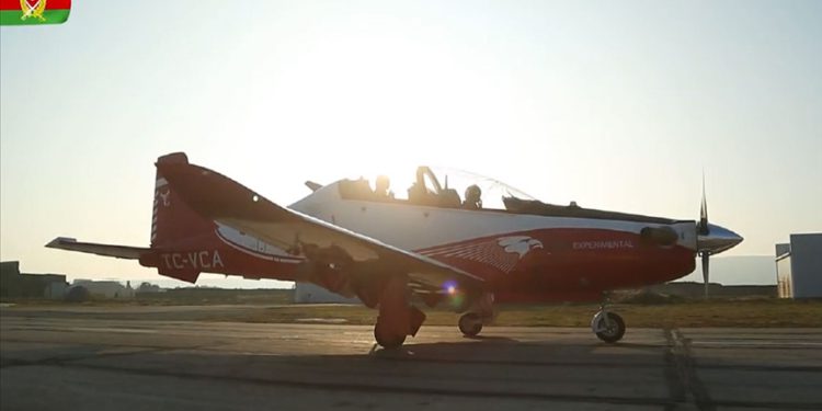 Azerbaycanlı pilotlar HÜRKUŞ’la uçtu