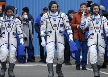 Japon milyarder uzay gezisi sonrası dünyaya döndü