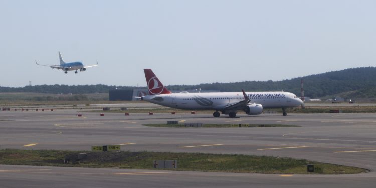 Sivil hava trafiği yüzde 43 arttı