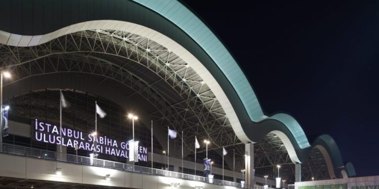 Sabiha Gökçen’de karla mücadele çalışmaları sürüyor