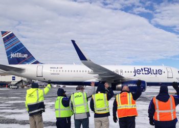 Kar fırtınası yüzlerce uçuşu iptal etti