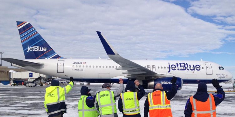 Kar fırtınası yüzlerce uçuşu iptal etti