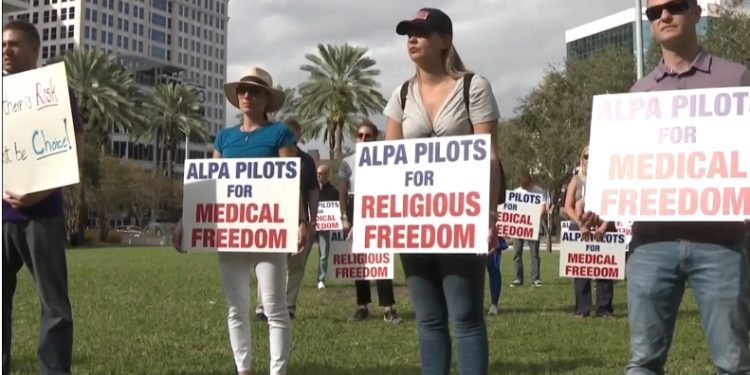 Aşı olmayı reddeden uçuş görevlileri miting düzenledi