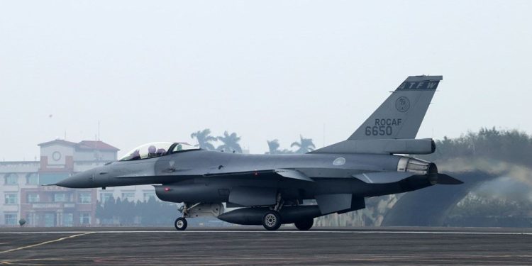 Tayvan’da F-16V düştü: Pilot kayıp