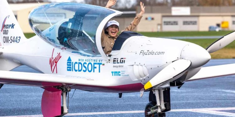 19 yaşında uçakla dünyayı turladı