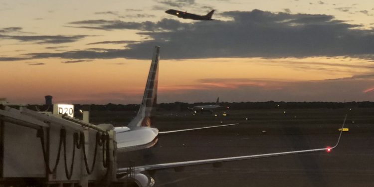 Uçağın tuvaletinde yeni doğmuş bebek bulundu