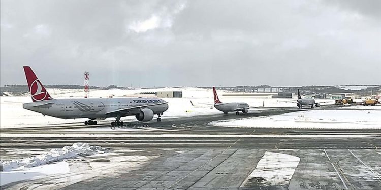 İstanbul Havalimanı’nda karla mücadele çalışmaları sürüyor