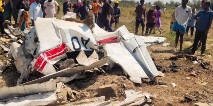 Hindistan’da eğitim uçağı düştü