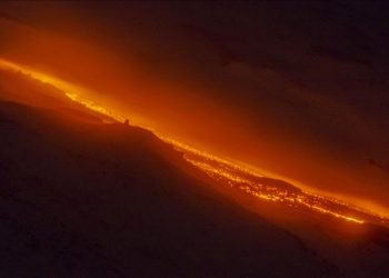 Faaliyete geçen Etna, hava sahasını kül ile kapladı