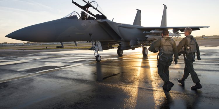 Japonya düşen F-15’in pilotlarını arıyor