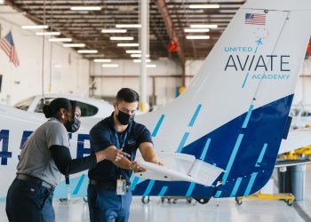 United Airlines pilot yetiştirmek için okul açtı