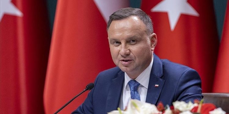 Polonya Cumhurbaşkanı’nın uçağı acil iniş yaptı