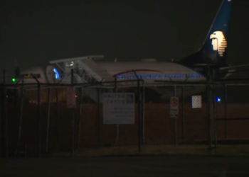 Kural tanımaz 3 yolcu için uçak acil indi