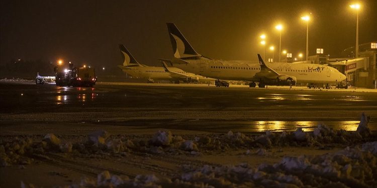 Ankara’daki kar yağışı hava ulaşımını olumsuz etkiledi