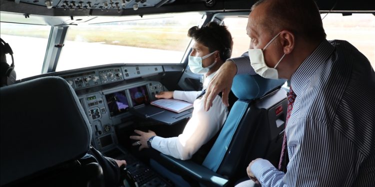 Erdoğan, kokpitte merak ettiklerini pilotlara sordu