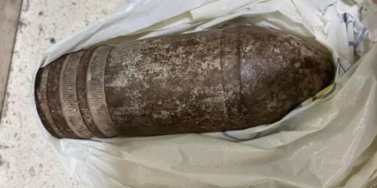 ABD’li turist havalimanına patlamamış top mermisiyle geldi