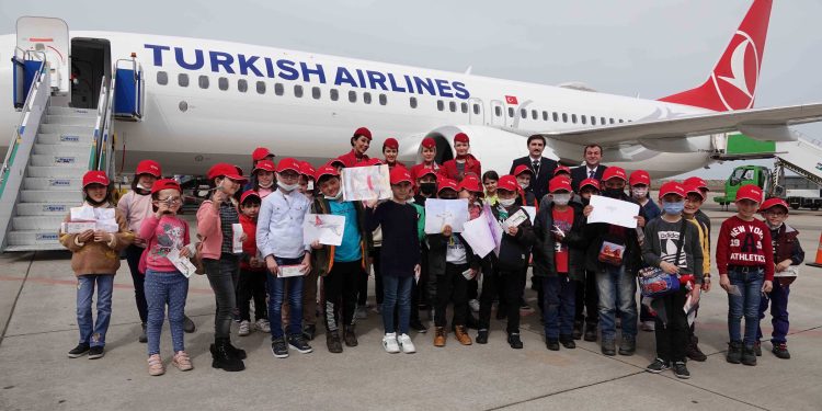 THY 46 çocuğu uçak ile buluşturdu