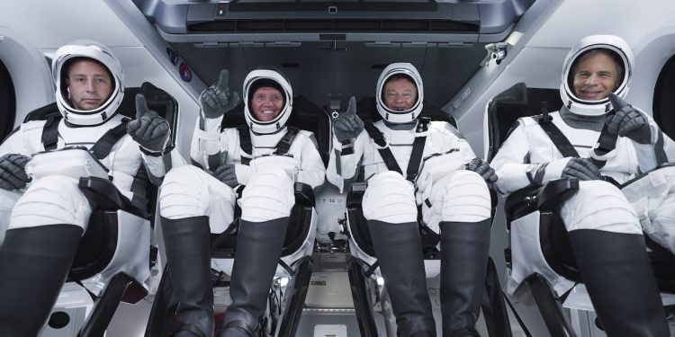 SpaceX, 165 milyon dolara uzaya 3 kişi gönderdi