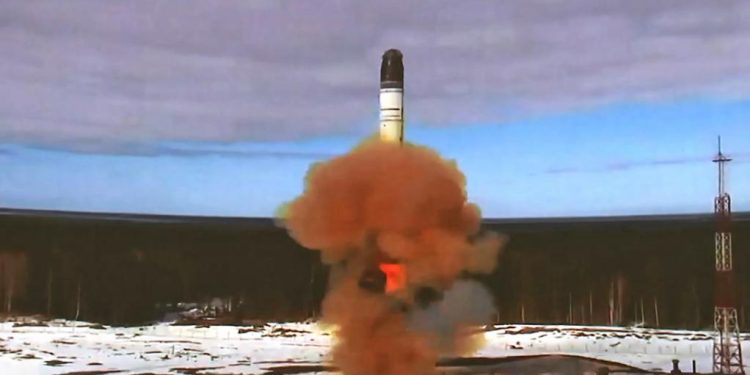 Rusya, Sarmat kıtalararası balistik füzeyi ilk kez ateşledi