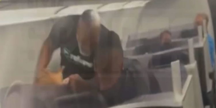 Mike Tyson uçakta yolcuyu yumrukladı