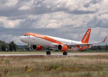 Pilotun omzu çıktı easyJet acil indi