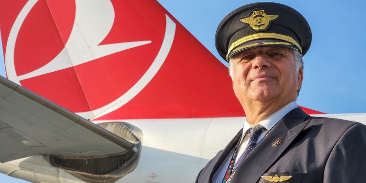 48 yıl görev yaptığı pilotluğa veda etti