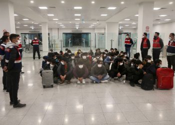 İstanbul havalimanı’ndan 213 düzensiz göçmen sınır dışı edildi