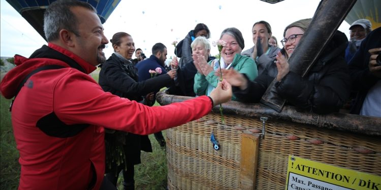 Kapadokya’da kadın turistlerin ‘Anneler Günü’ kutlandı