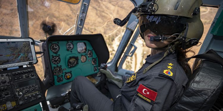 Jandarmanın ilk ve tek kadın pilotu orman yangınlarında görev aldı