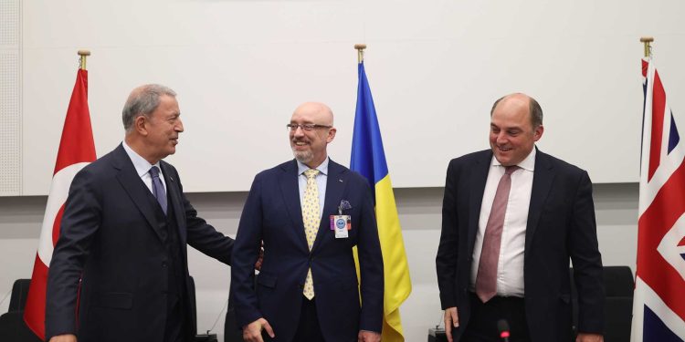 Türkiye, İngiltere ve Ukrayna savunma bakanları bir araya geldi