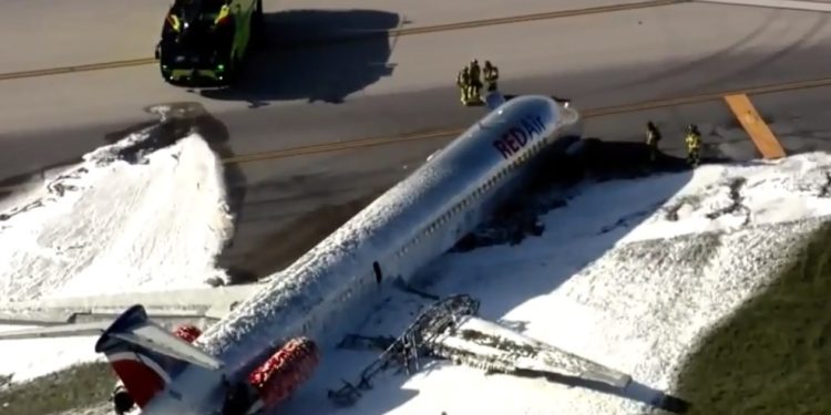 ABD’de Red Air uçağı pistten çıktı