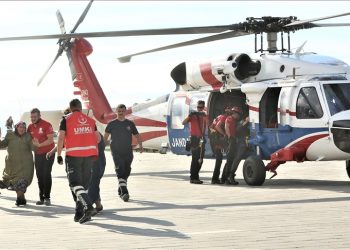 Sel bölgesindeki hastalar hastaneye helikopterle ulaştırılıyor