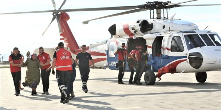Sel bölgesindeki hastalar hastaneye helikopterle ulaştırılıyor