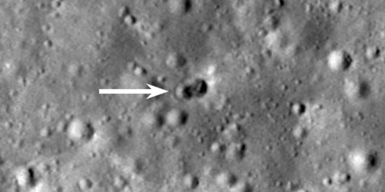 NASA, Ay’a çarpan roketin yarattığı dev krater görüntüsünü yayımladı