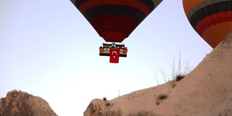 Kapadokya’da balonlar ’15 Temmuz’ için havalandı