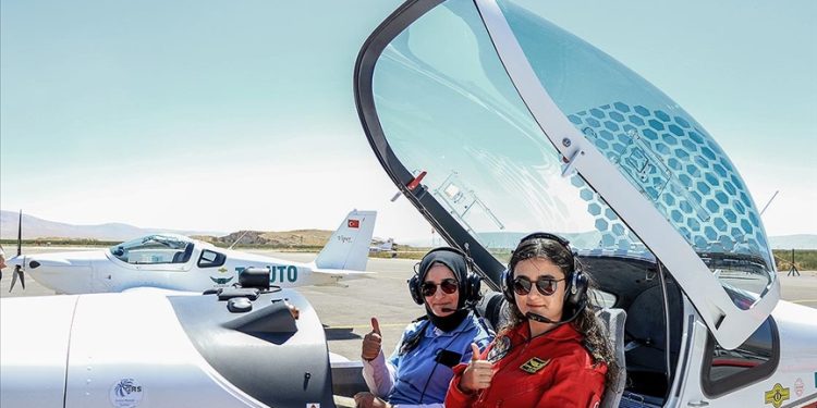 Anne kız aynı okulda pilotaj eğitimi alıyor