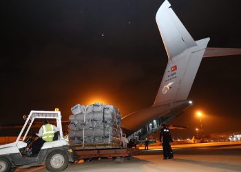 Yardım malzemelerini taşıyan uçaklar Pakistan’a ulaştı