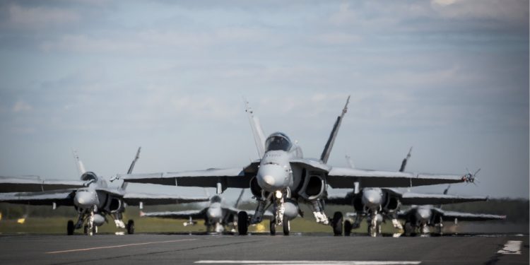 Finlandiya savaş uçaklarının tatbikatını otobanda yapacak