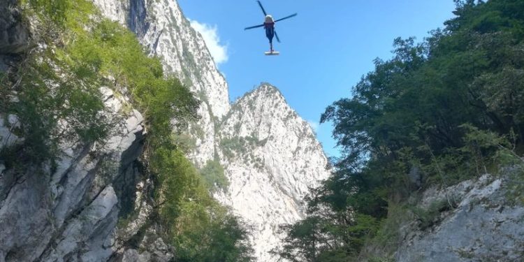 Kanyonda mahsur kalan sporcular helikopterle kurtarıldı