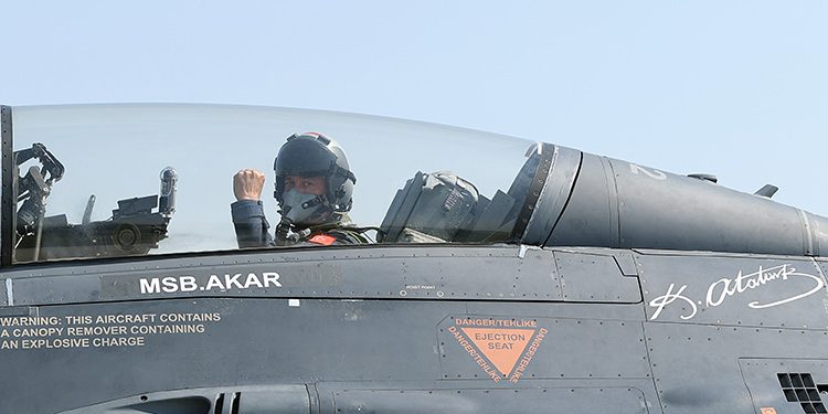 Bakan Akar F-16 kokpitinde