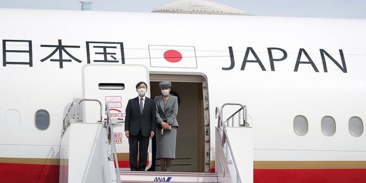 Japon İmparatoru protokole uydu: Tarifeli uçakla geldi