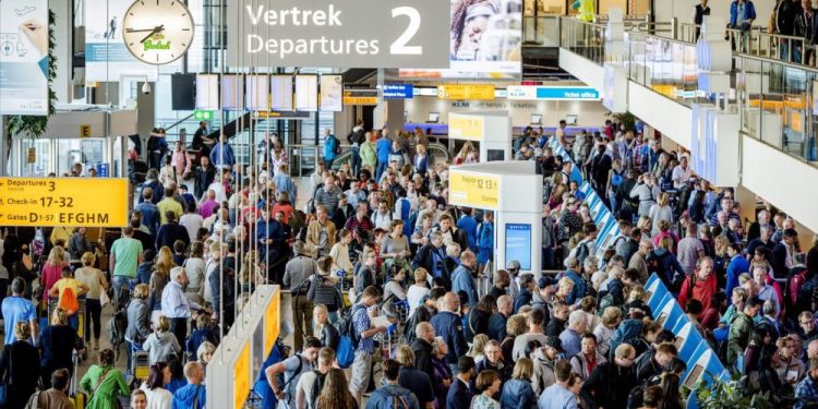 Schiphol Havalimanı’ndaki yoğunluk CEO’yu istifa ettirdi